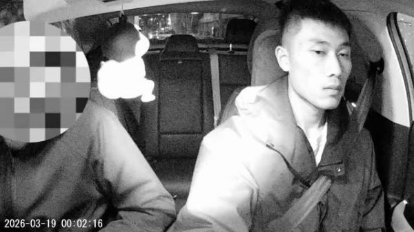 这个网约车司机对男顾客很照顾，又是给打火机又是递榔子