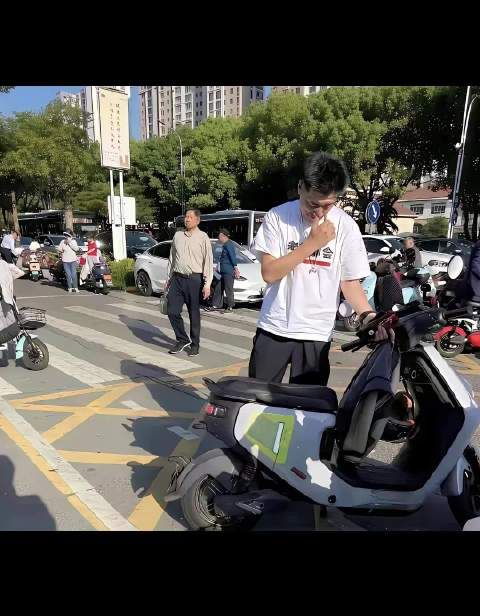 张雪峰生前捐款千万穿平价衣，财产全归妻儿