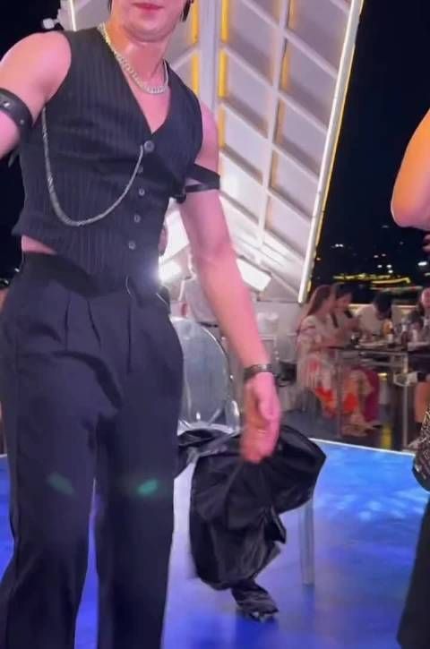 男人泡女人看脸,女人泡男人看什么?