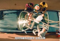 警察伪装病人抓嫌犯，误被隆胸手术