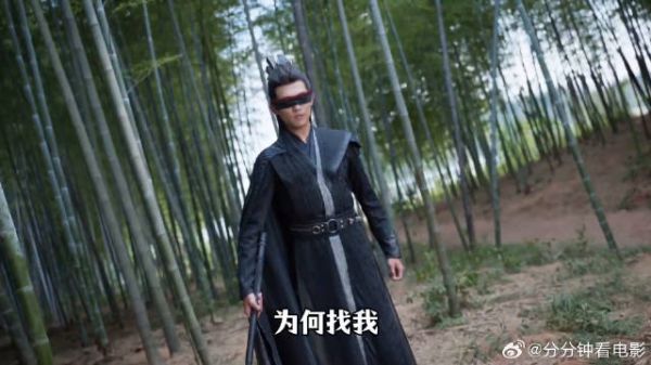 五竹为了守护范闲安危与神庙使者交手过招，庆帝埋伏复合弓禁军对两人进行射杀