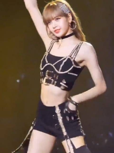 Lisa晒泳装照引热议，好身材与舞蹈魅力并存