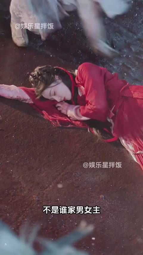 迪丽热巴陈飞宇新剧《白日提灯》首曝片花，男女主初见被抬走