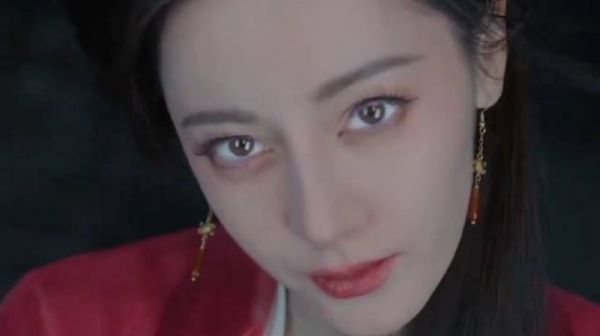 迪丽热巴贺思慕登顶白日提灯,小男孩获救