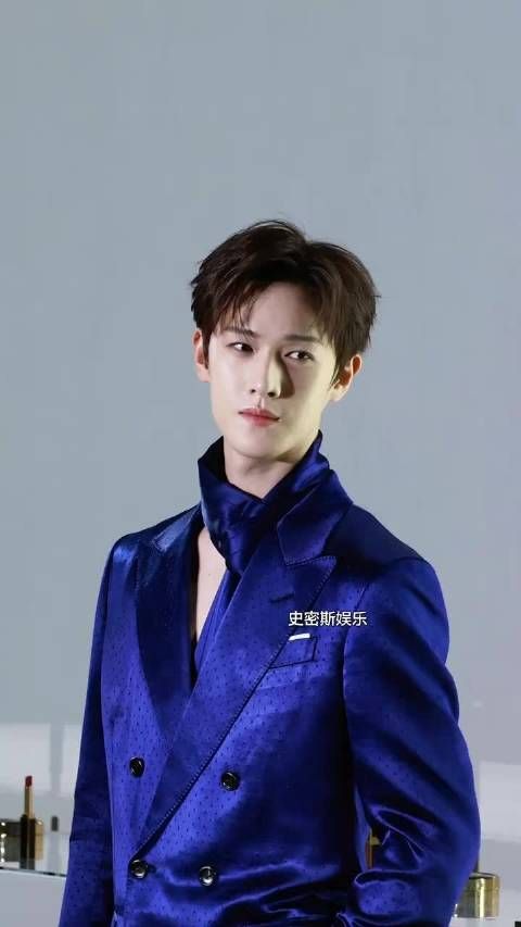 小林今天的造型真是夯爆了,宝蓝色西装好贵气