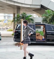 海口偶遇跑男录制，孟子义又美又瘦，把旁边的白鹿衬得又矮又壮