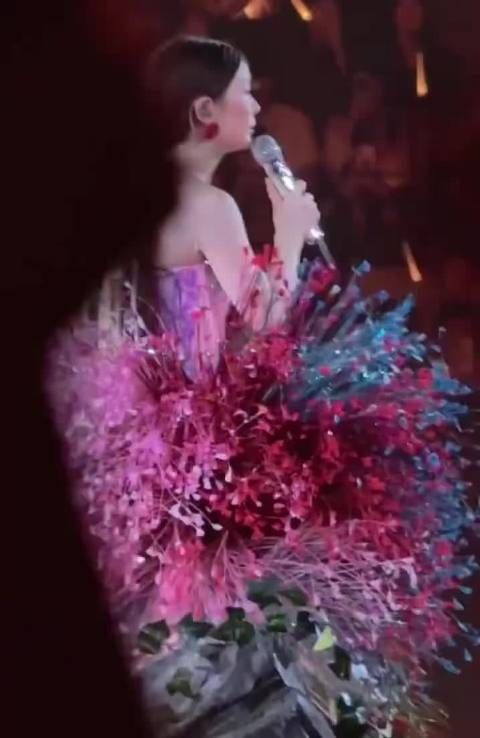 单依纯:网上很多人翻唱我的歌,反正老了都得夹着屁股唱