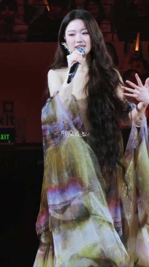 单依纯感动落泪,称一切源于爱盼留温暖回忆