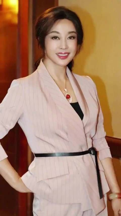 刘晓庆被粉丝叫庆奶后的反应太真实了