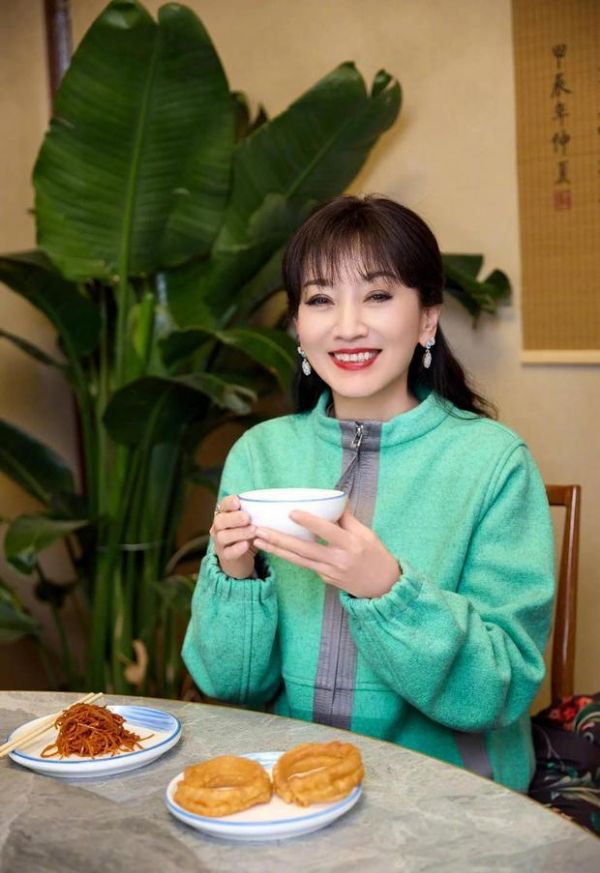 赵雅芝绽放灿烂笑容，心情大好。