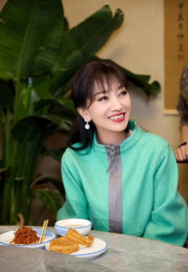 赵雅芝笑容明媚，感染力十足。