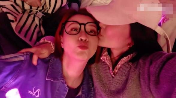 谢娜还发文称:“左亲亲右亲亲,多年好友,这就是爱。和闺蜜一起看演唱会,快乐加倍。”