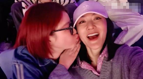 搜狐娱乐讯 2026年3月28日在张杰鸟巢演唱会上,谢娜带着闺蜜杜华、秦岚一同观演时。三人在拍摄视频时互相亲吻对方脸颊,引发全网对三人“神仙友谊”的热议。