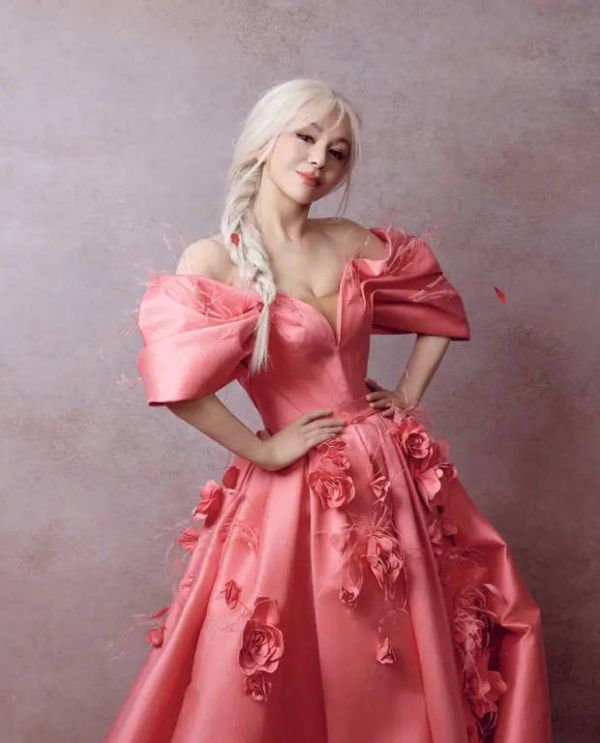 搜狐娱乐讯 近日,王琳晒出自己穿粉色长裙的美照,一头银发太抢镜,有点“冰雪女王”的既视感。