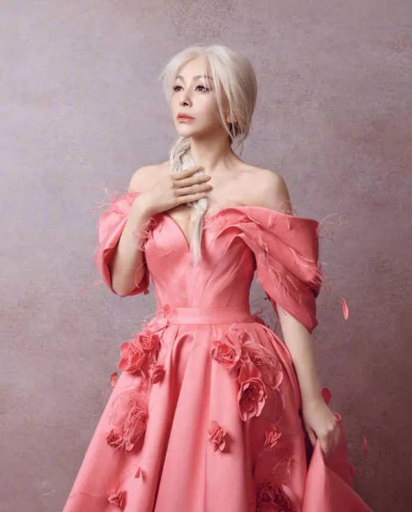 这竟然是55岁的雪姨,这状态太抗打了。