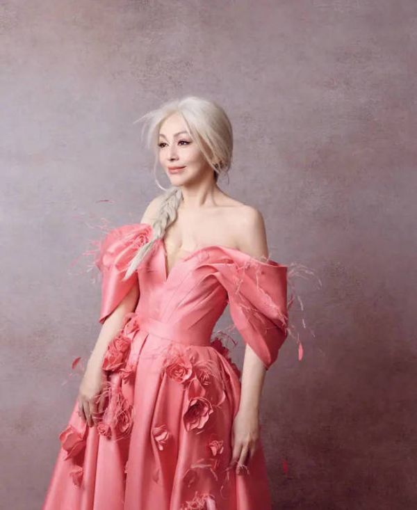 王琳一头银发抢镜。