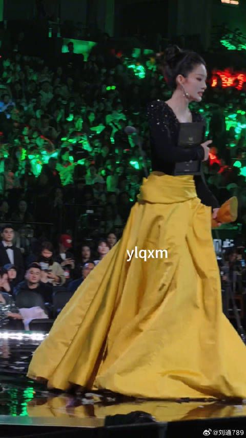 李沁 荣获星光大赏年度优质电视剧演员 哥帮沁沁子拎裙摆好绅士星光大赏内场