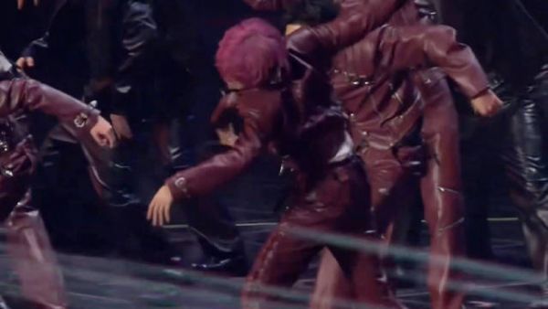 钟辰乐穿粉红Tricky造型亮相