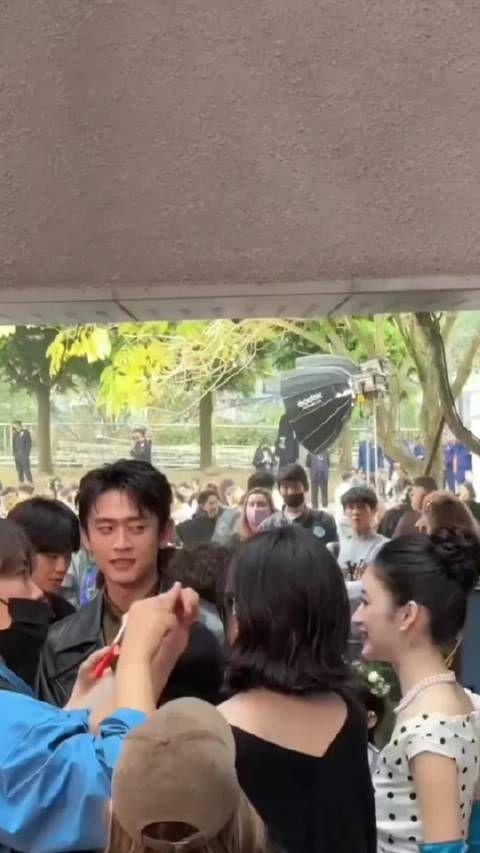 王天辰你这样看郭晓婷，不怕眼镜斜视啊 ！