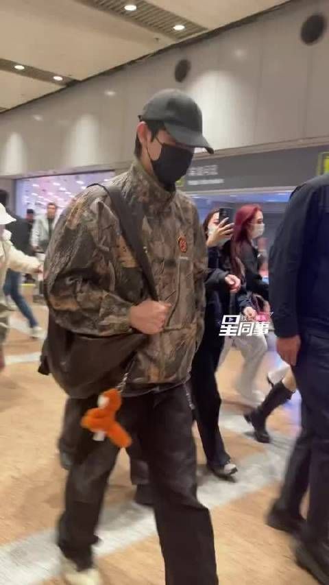 陈飞宇抵京现身路透，潮装携小狐狸玩偶亮相