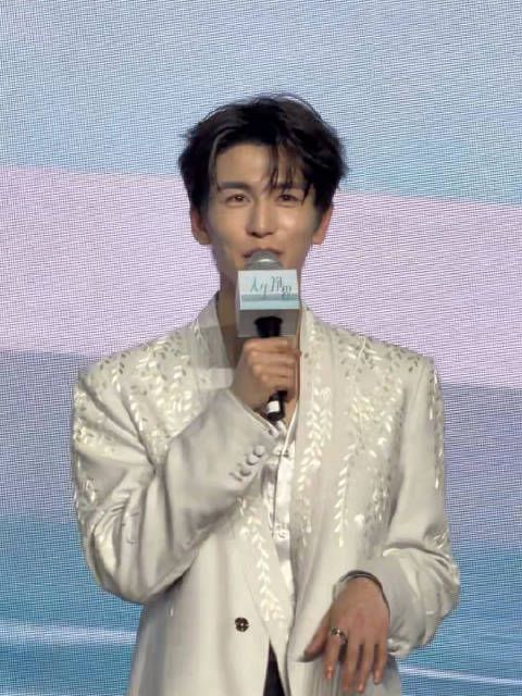 张凌赫回应拍做饭vlog:“记下了”