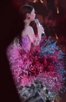 单依纯：网上很多人翻唱我的歌，反正老了都得夹着屁股唱