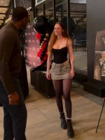 美女画师给骨头琼斯展示所作琼斯画像，并得到其裸绞指点