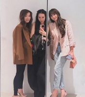 48岁吴佩慈露面，穿小脚裤简单干练，失去了昔日的贵妇气质