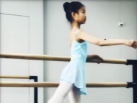 姚晨晒女儿近照，9岁茉莉长成小美女，又瘦又高超像妈妈