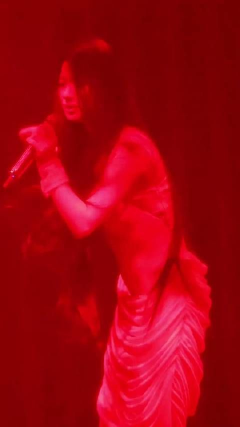 一时间不知道是先捂眼睛还是捂耳朵