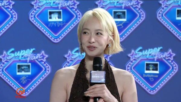 宋茜金发露背黑裙亮相QQ音乐巅峰之夜