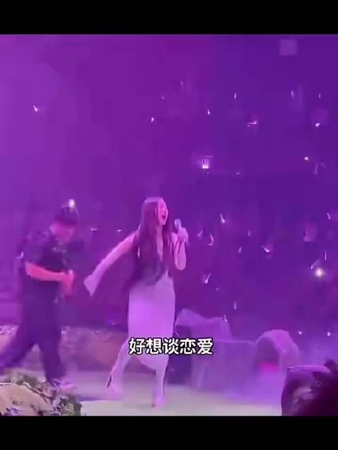 单依纯《好想谈恋爱》舞台引发网友热议,你怎么评?