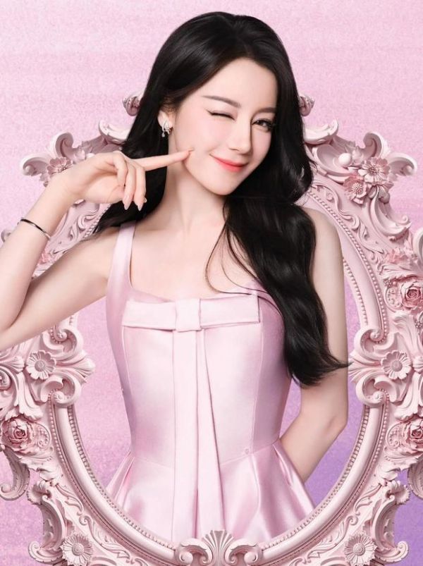 搜狐娱乐讯 3月30日，迪丽热巴公开一组广告大片，照片里的她穿粉裙俏丽可人，单手戳脸表情可爱。