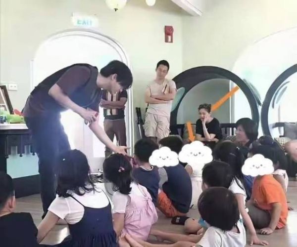 搜狐娱乐讯 近日，大S去小玥儿学校照片曝光。她托腮陪娃，一脸慈母样，温柔神态尽显母爱。