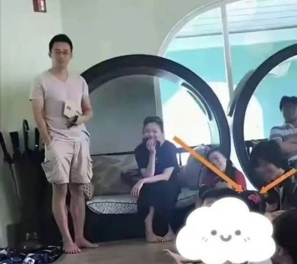 大S坐教室托腮，看女儿上课专注温柔。