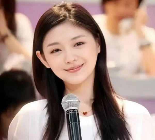 大S持麦微笑，气质温婉亲和。