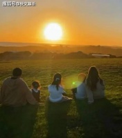 周杰伦一家五口看夕阳画面温馨！娇妻昆凌温暖依偎，钱根本花不完