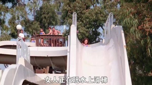 女人玩水上滑梯,竟险些掉下10米高台,结果真是让人胆战心惊