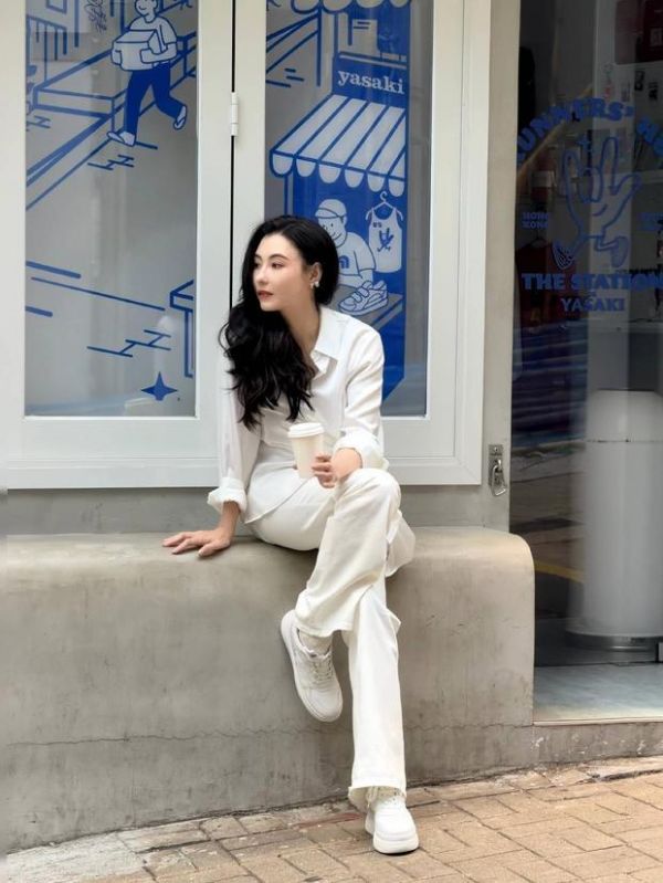 张柏芝穿白衬衫温柔明媚。