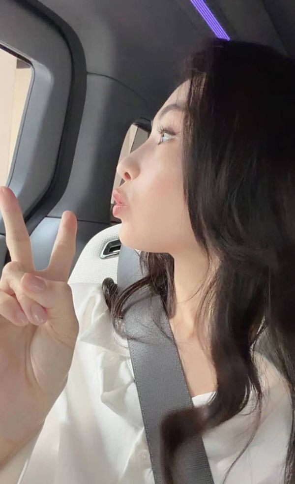 张柏芝穿白套装自拍轻松惬意。