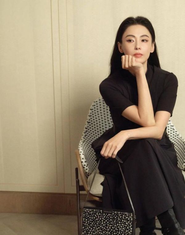 张柏芝坐椅拍大片,黑裙尽显飒爽气场。