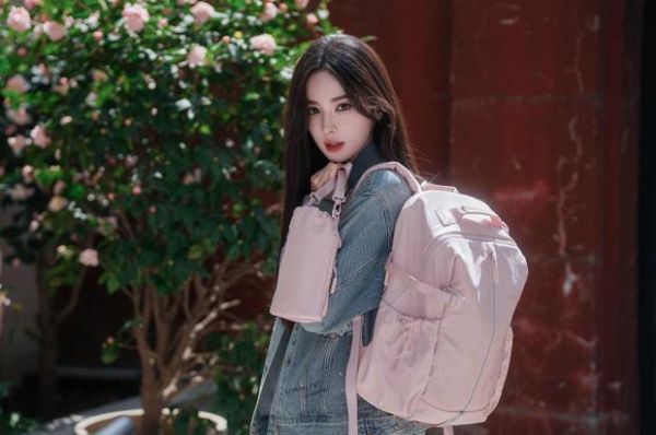 搜狐娱乐讯 近日,古力娜扎一组街拍曝光。她穿卡通印花牛仔套装,背粉色双肩包,花前摆拍,尽显青春活力。