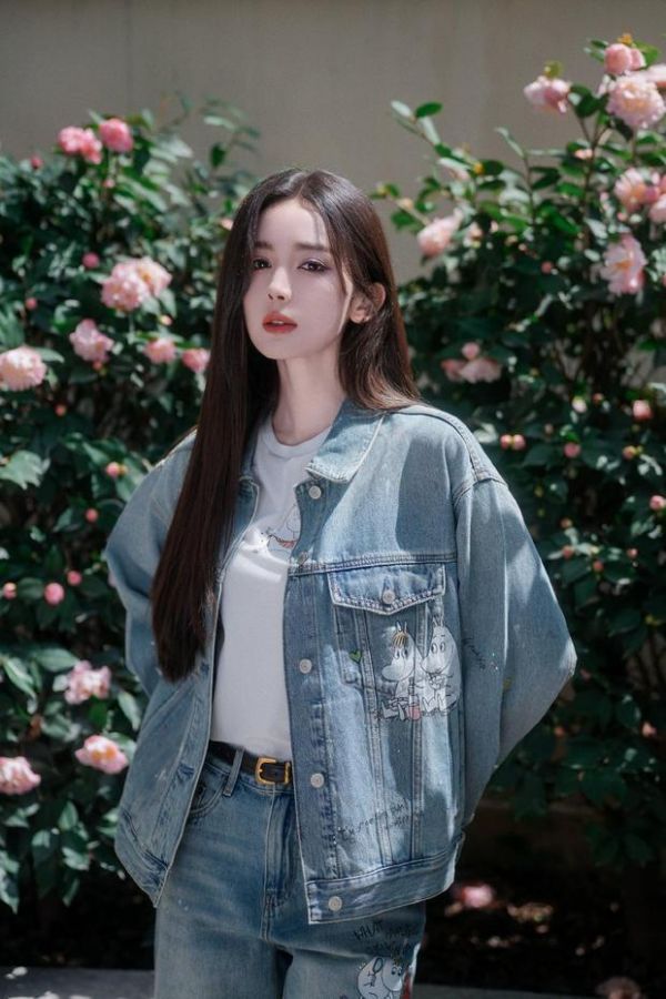 娜扎双手背身后,牛仔穿搭显甜酷。