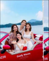 TVB昔日女神与闺蜜同框状态封神，颜值身材双在线，不像三孩妈妈