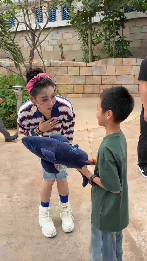 张柏芝三亚活动，活力满满，又美又飒张柏芝