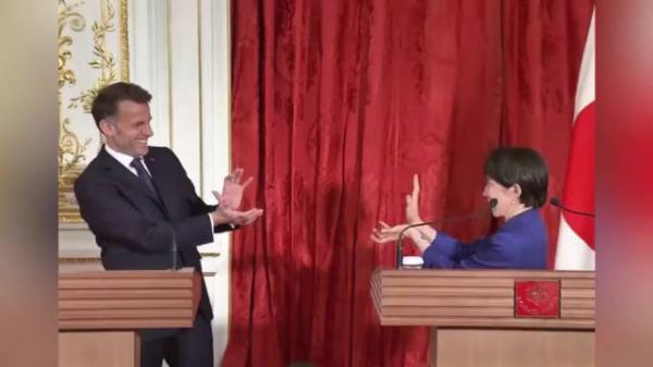 马克龙访问日本的镜头，高市早苗朝马克龙做发波动作，马克龙回应