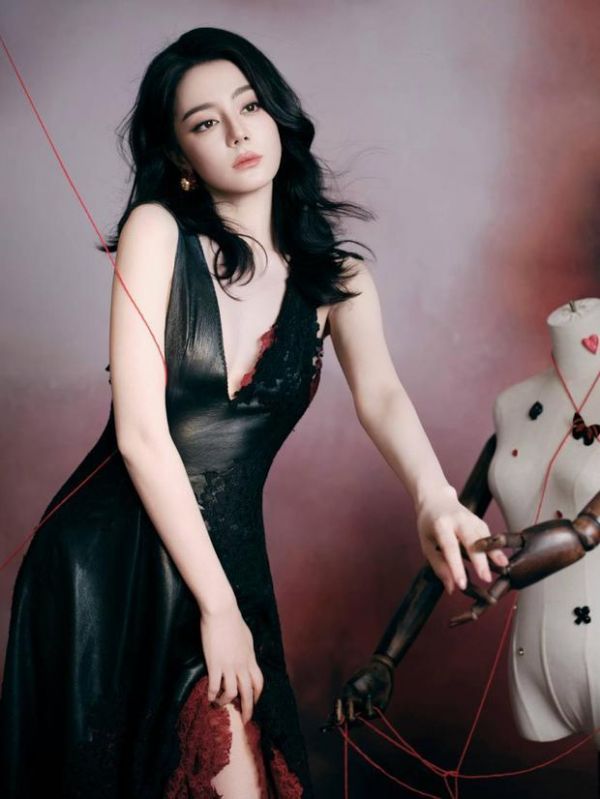 迪丽热巴身材火辣。