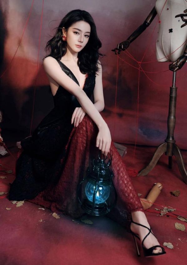 迪丽热巴五官精致，美貌养眼。