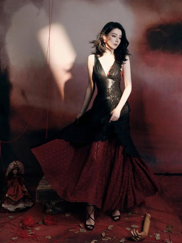 迪丽热巴的皮肤白皙光滑，保养有方。