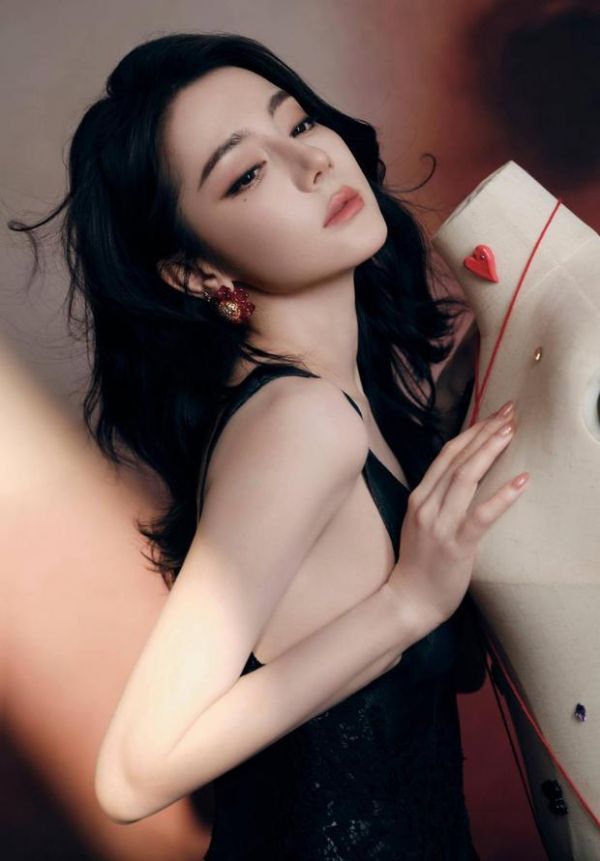 迪丽热巴魅力十足。